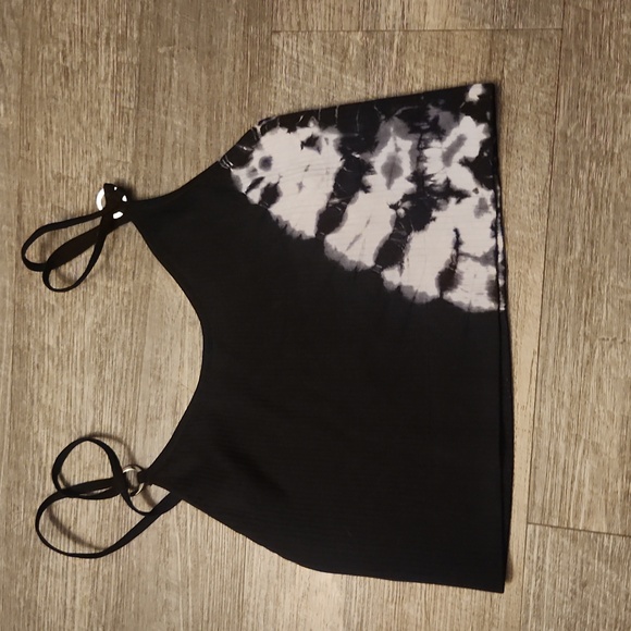 Bombshell Sportswear - Picture 2 of 4